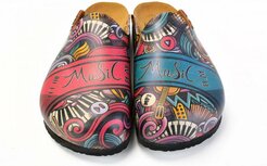 GOBY Clogs met Muziekprint - Handgemaakt GOBY Clogs met Muziekprint - Handgemaakt